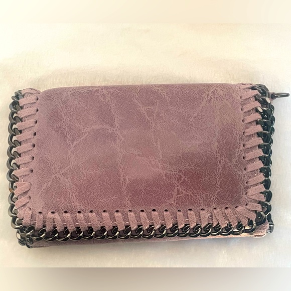 Borse In Pelle Made in Italy. Purple Leather Bag With Metal Trim and Chain - Picture 9 of 11